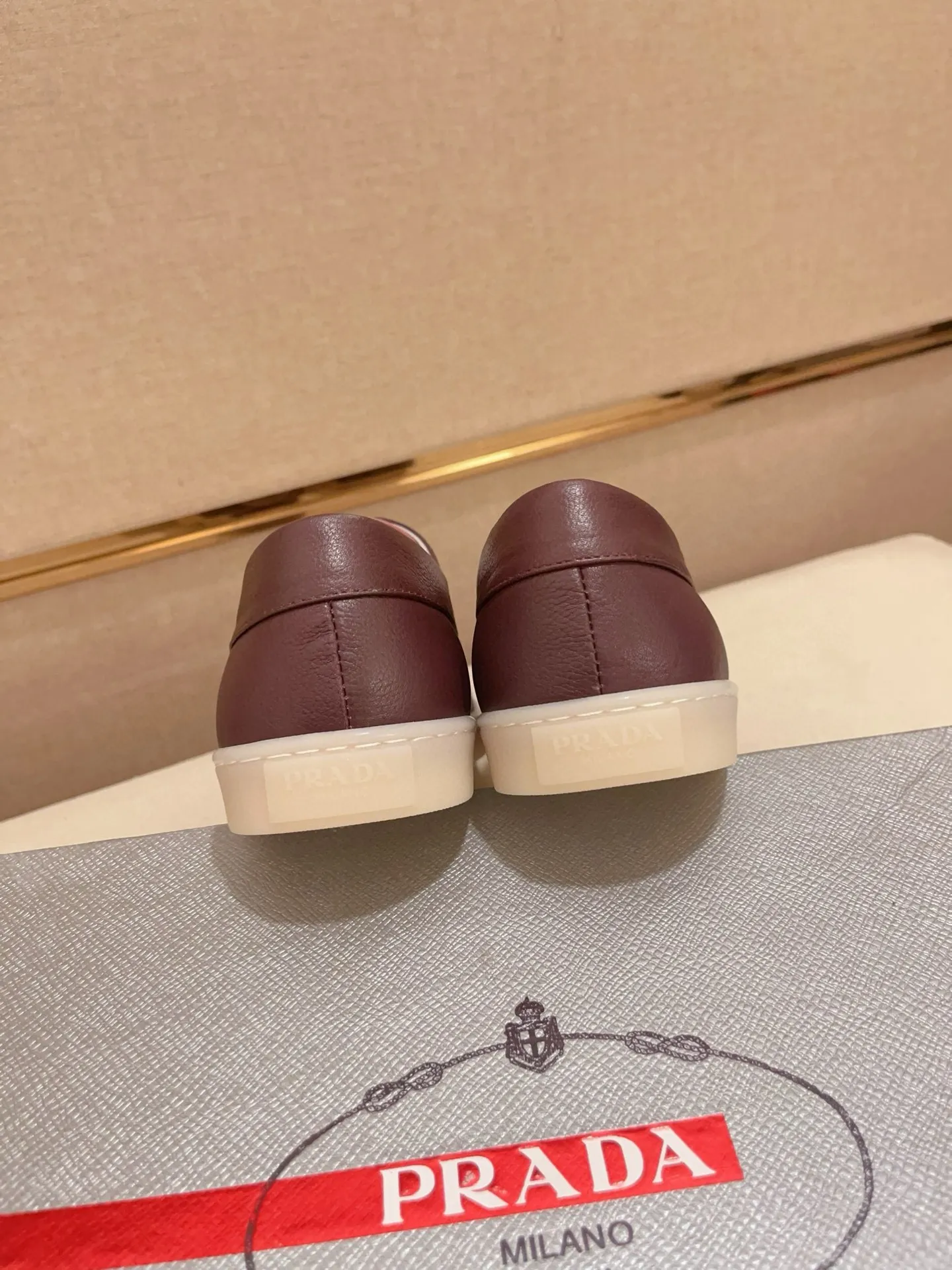 Men's shoes 💰 540💰 ✔️✔️✔️Higher version High-quality new PRADA (Prada) counters are launched at the same time. The new men's shoes and 😘 fabrics are made of high-tech glue-making technology. Lining: Full cowhide lining. 👍🏿 High-end ☄️ air-cushion molded anti-slip rubber outsole, exquisite lines, simple and elegant, comfortable and high-end for leisure travel. Code number: 38 to 44 (45 can be customized and cannot be returned or exchanged)